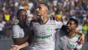 No centro, Thiago Galhardo comemorando o primeiro gol do Feira FC no Baianão Série B