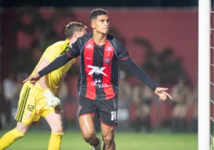 Renê comemorando gol no jogo Vitória x Internacional