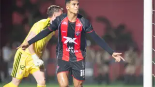 Renê comemorando gol no jogo Vitória x Internacional