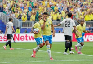 Casemiro comemorando gol de empate em Brasil x Japão