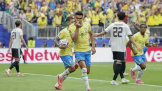 Casemiro comemorando gol de empate em Brasil x Japão