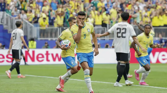 Casemiro comemorando gol de empate em Brasil x Japão