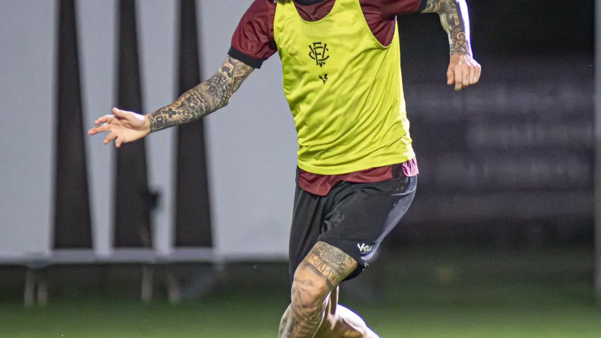 Renzo López treinando no Esporte Clube Vitória