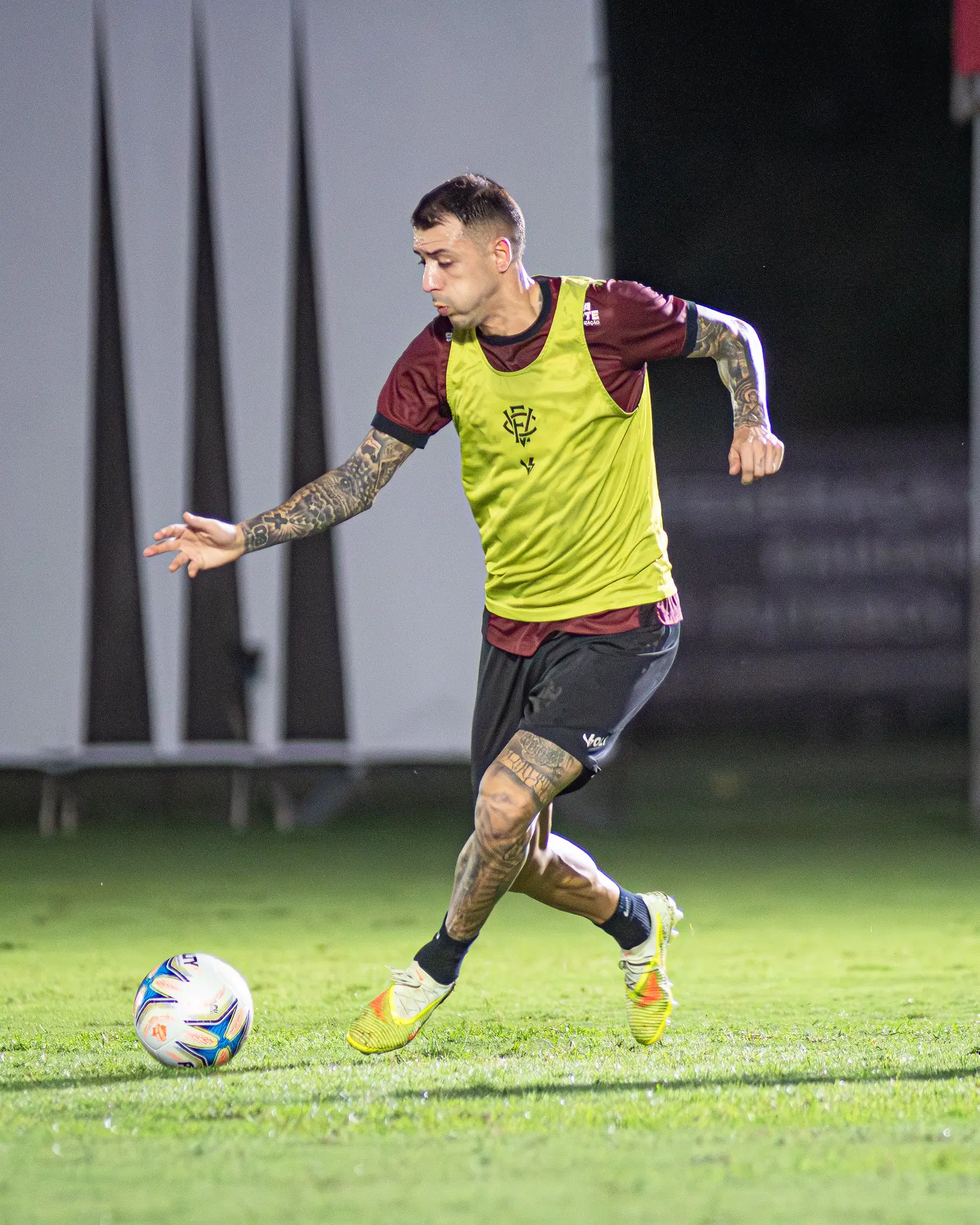 Renzo López treinando no Esporte Clube Vitória