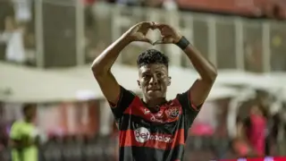 Vitória vai receber valor milionário em negociação de Alisson Santos para o Napoli