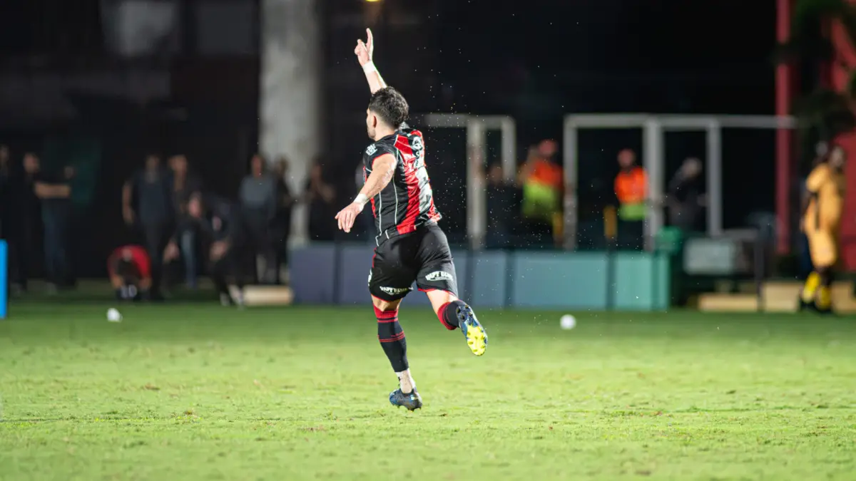 Emmanuel Martínez comemorando gol pelo Vitória