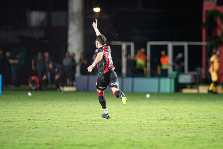 Emmanuel Martínez comemorando gol pelo Vitória