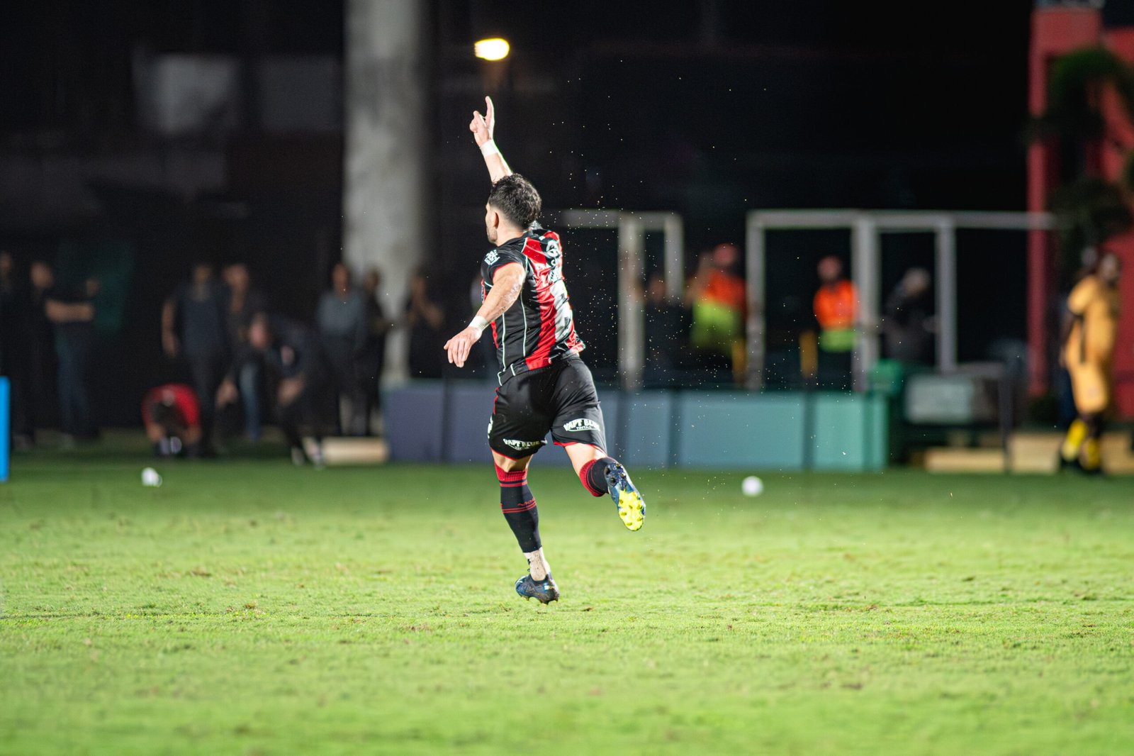 Emmanuel Martínez comemorando gol pelo Vitória