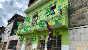 Fachada de uma casa residencial na cidade de Santo Amaro totalmente enfeitada com nove bandeiras do Brasil