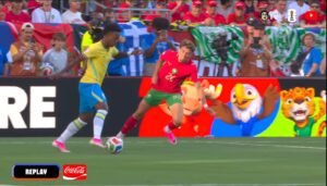 Vini Jr driblando jogador do Marrocos segundos antes de marcar seu primeiro gol na Copa do Mundo 2026.