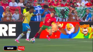 Vini Jr driblando jogador do Marrocos segundos antes de marcar seu primeiro gol na Copa do Mundo 2026.
