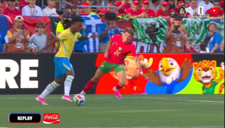 Vini Jr driblando jogador do Marrocos segundos antes de marcar seu primeiro gol na Copa do Mundo 2026.