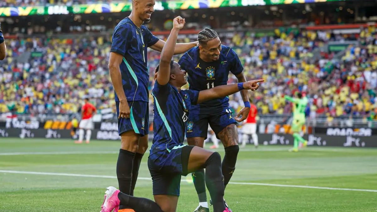 Endrick, Raphinha e Igor Thiago comemoram gol de Endrick no amistoso Brasil x Egito