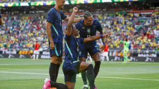Endrick, Raphinha e Igor Thiago comemoram gol de Endrick no amistoso Brasil x Egito