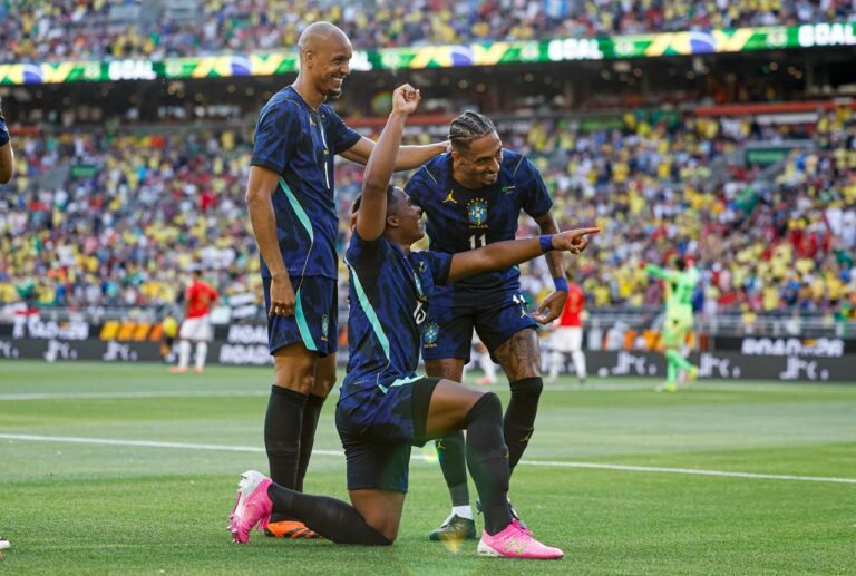 Endrick, Raphinha e Igor Thiago comemoram gol de Endrick no amistoso Brasil x Egito