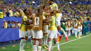 Jogadores brasileiros comemorando gol de Matheus Cunha na partida Escócia x Brasil