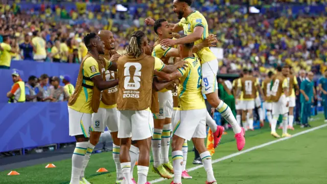 Jogadores brasileiros comemorando gol de Matheus Cunha na partida Escócia x Brasil