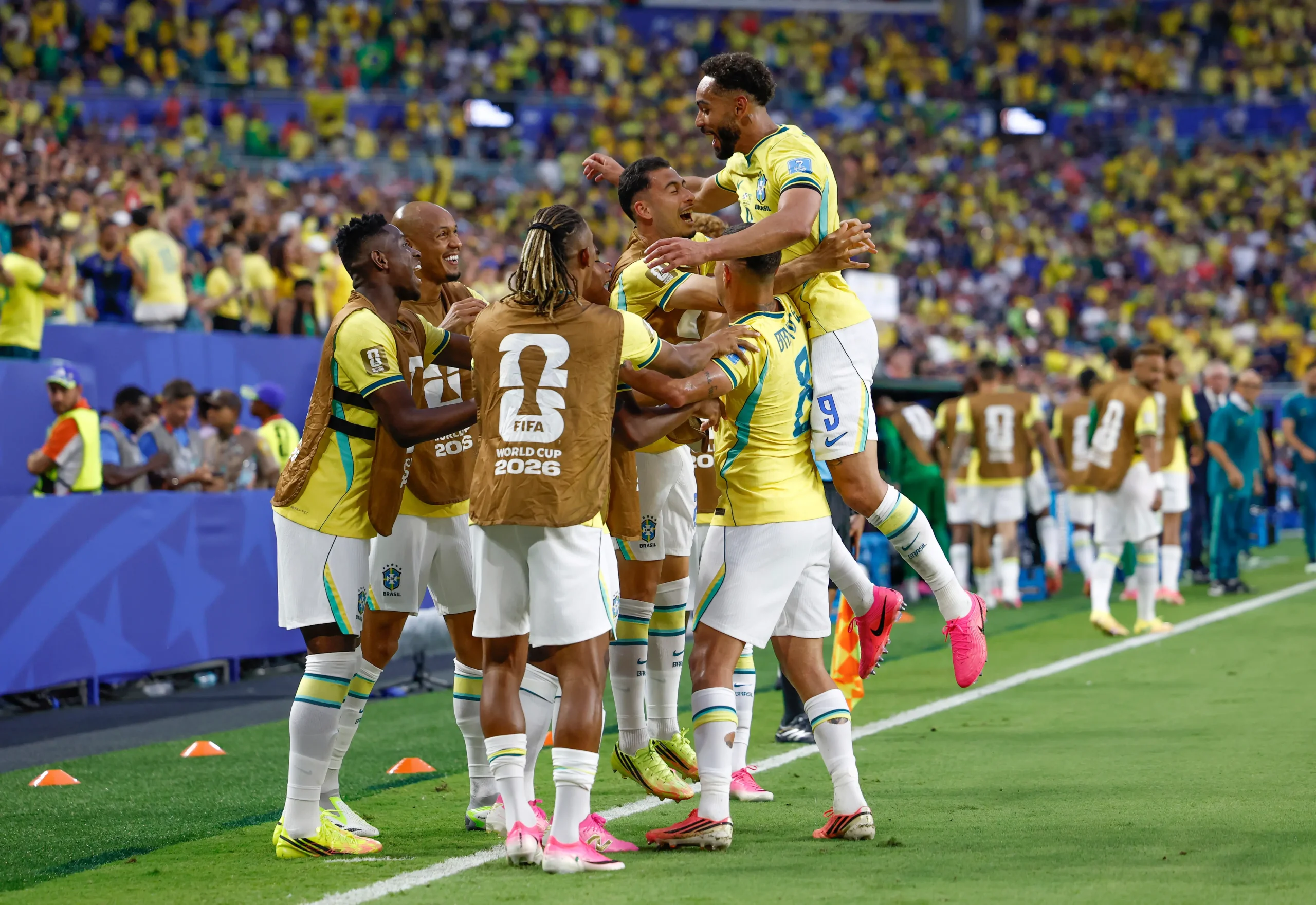 Jogadores brasileiros comemorando gol de Matheus Cunha na partida Escócia x Brasil