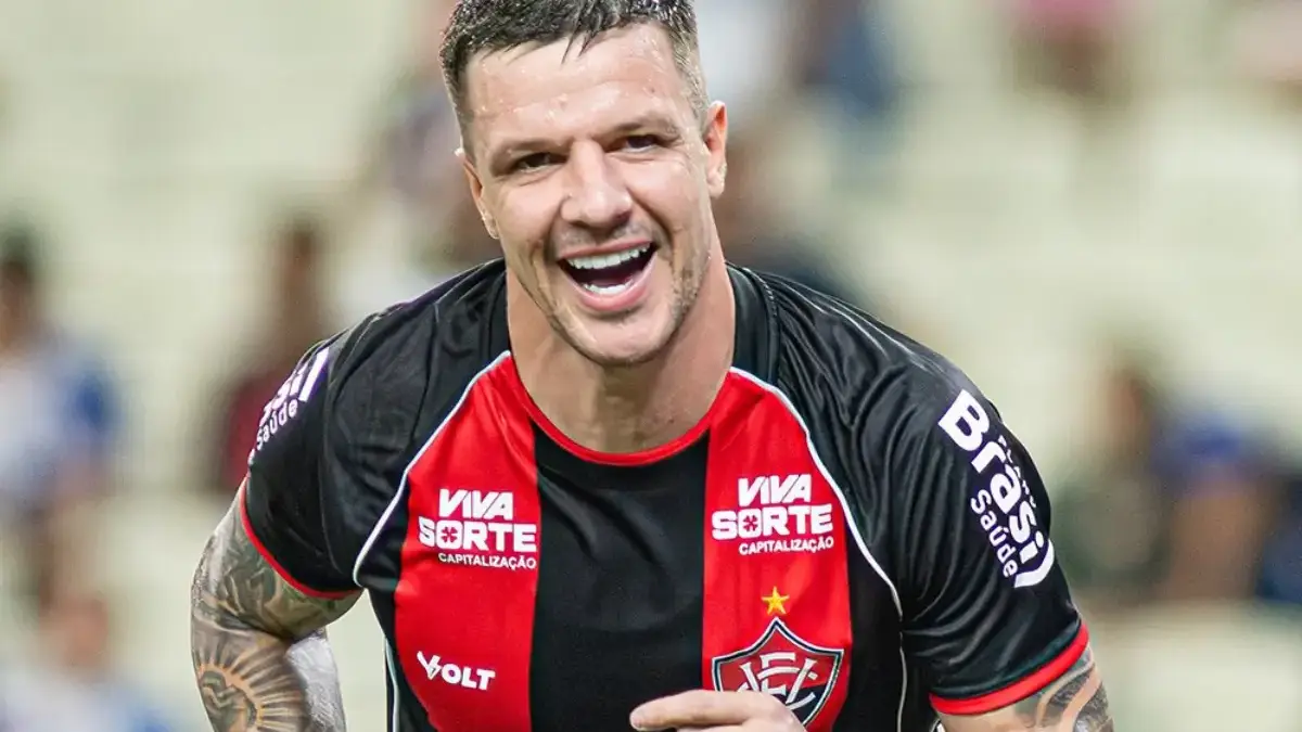 Renato Kayzer atacante do Vitória, comemorando gol