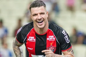 Renato Kayzer atacante do Vitória, comemorando gol