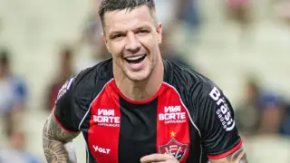 Renato Kayzer atacante do Vitória, comemorando gol