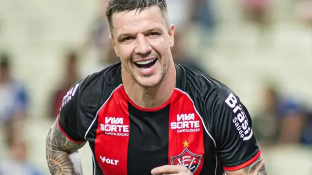 Renato Kayzer atacante do Vitória, comemorando gol