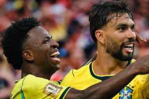 Vini Jr e Lucas Paquetá coemorando gol na partida Escócia x Brasil na Copa do Mundo 2026