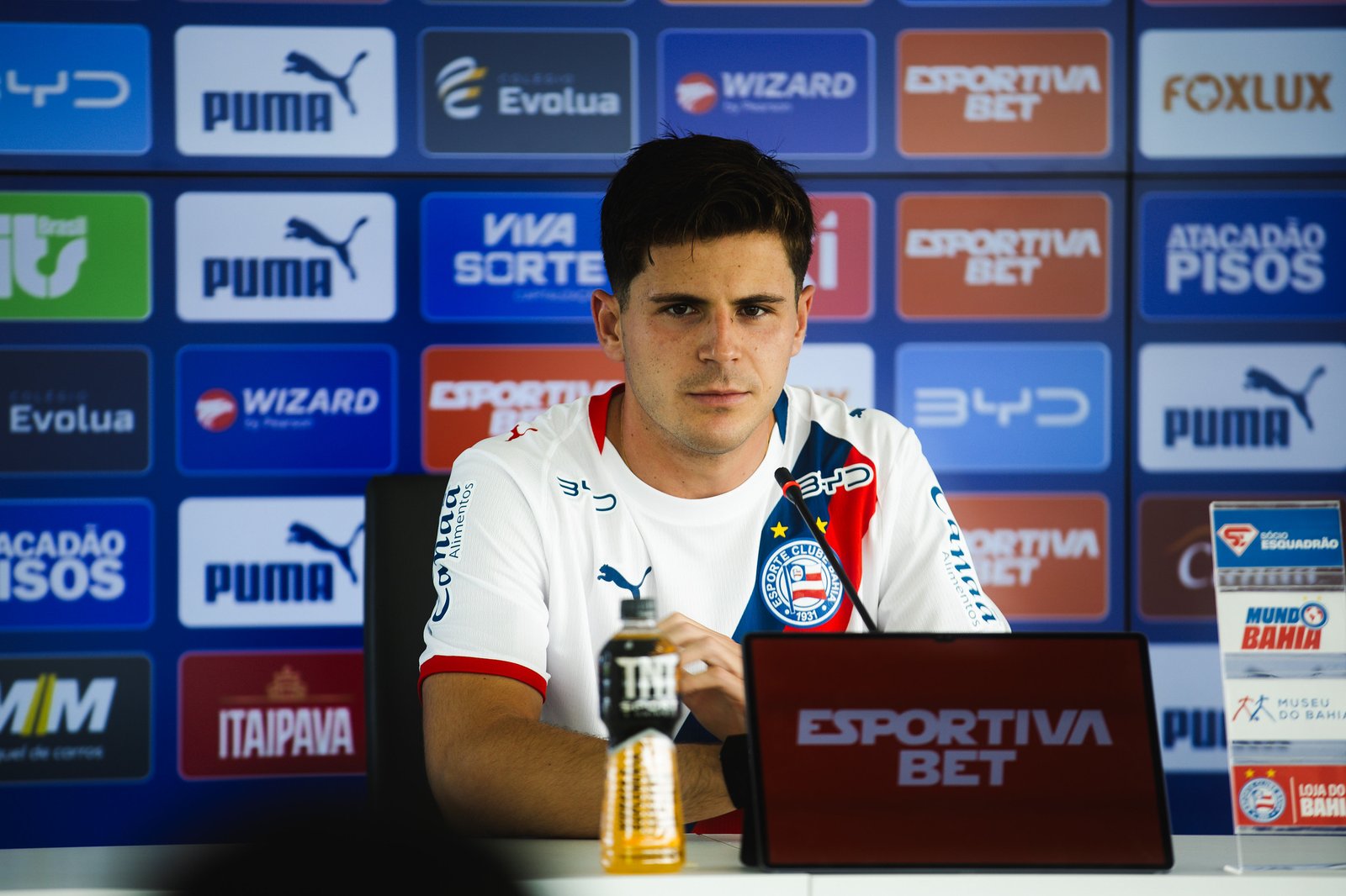 Coletiva de apresentação do zagueiro Marco Moreno
