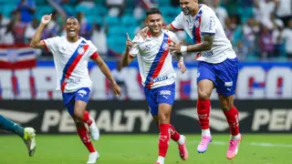 Rodrigo Nestor comemorando gol do Bahia