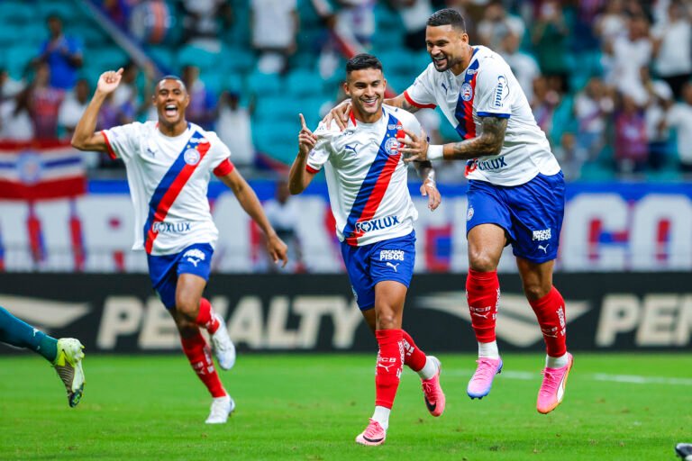 Rodrigo Nestor comemorando gol do Bahia