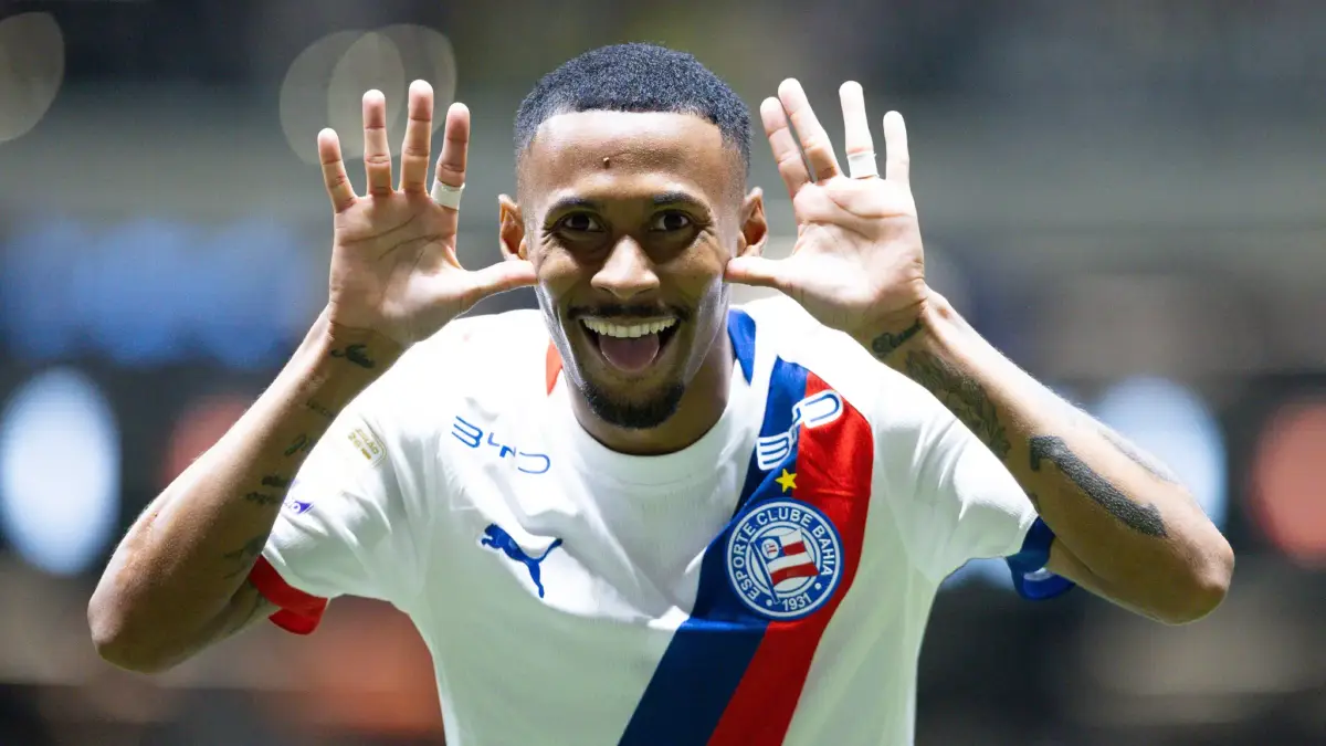 Ademir comemorando gol pelo Bahia
