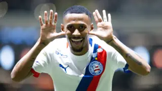 Ademir comemorando gol pelo Bahia