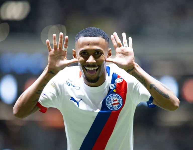 Ademir comemorando gol pelo Bahia