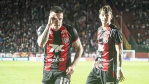 Renato Kayzer comemorando gol na partida Vitória versus Vasco pelo Brasileirão
