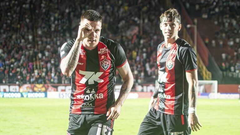 Renato Kayzer comemorando gol na partida Vitória versus Vasco pelo Brasileirão