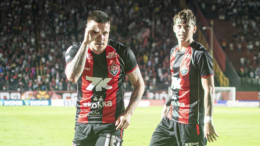Renato Kayzer comemorando gol na partida Vitória versus Vasco pelo Brasileirão