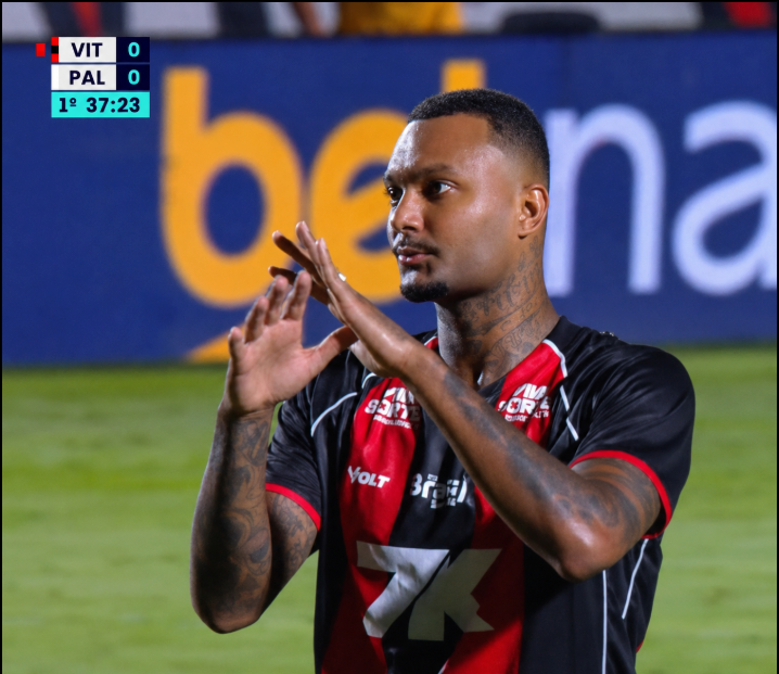 Luan Cândido faz gesto de roubo após sucessivas ações contestadas da arbitragem no jogo Vitória x Palmeiras
