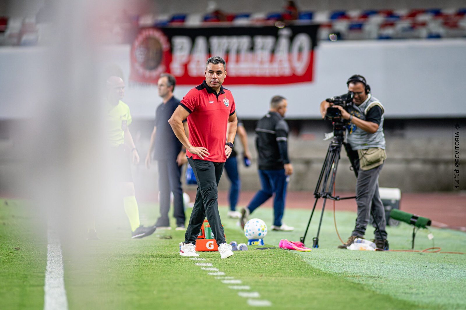 Jair Ventura, técnico do Vitória, na beira do campo, pensativo