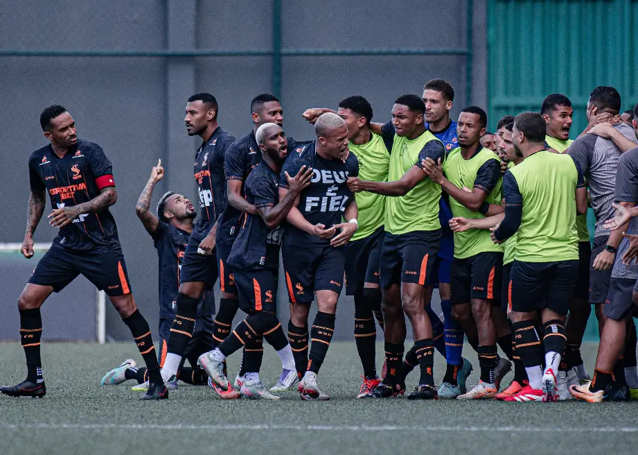 atletas do SSA Futebol Clube (SSA FC) comemorando vitória e acesso a elite do Campeonato Baiano