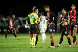 Renê cobrando árbitro após arbitragem expulsar 2 jogadores do Vitória