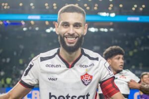 Wagner Leonardo com uniforme do Vitória