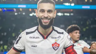 Wagner Leonardo com uniforme do Vitória