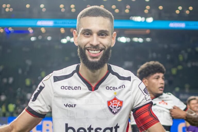 Wagner Leonardo com uniforme do Vitória