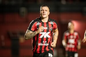 Renato Kayzer em jogo pelo Vitória após marcar gol