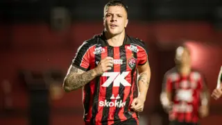 Renato Kayzer em jogo pelo Vitória após marcar gol
