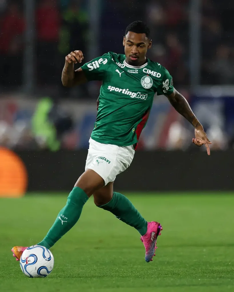 O jogador Allan, da SE Palmeiras, em jogo contra a equipe do C Cerro Porteño, durante partida válida pelas oitavas de final, volta, da Conmebol Libertadores, no Estádio La Nueva Olla