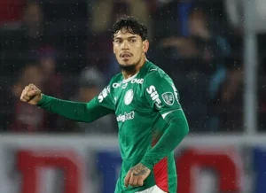 O jogador Gustavo Gómez, da SE Palmeiras, comemora seu gol contra a equipe do C Cerro Porteño, durante partida válida pelas oitavas de final, volta, da Conmebol Libertadores, no Estádio La Nueva Olla.