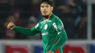O jogador Gustavo Gómez, da SE Palmeiras, comemora seu gol contra a equipe do C Cerro Porteño, durante partida válida pelas oitavas de final, volta, da Conmebol Libertadores, no Estádio La Nueva Olla.
