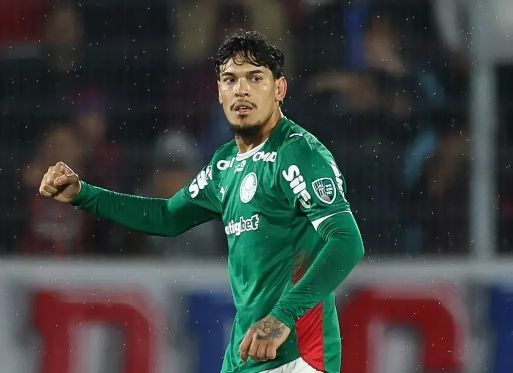 O jogador Gustavo Gómez, da SE Palmeiras, comemora seu gol contra a equipe do C Cerro Porteño, durante partida válida pelas oitavas de final, volta, da Conmebol Libertadores, no Estádio La Nueva Olla.