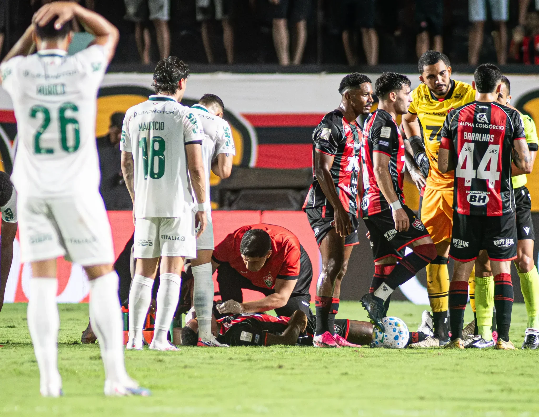 Cacá, do Vitória, parte o queixo após cotovelada de Maurício, do Palmeiras